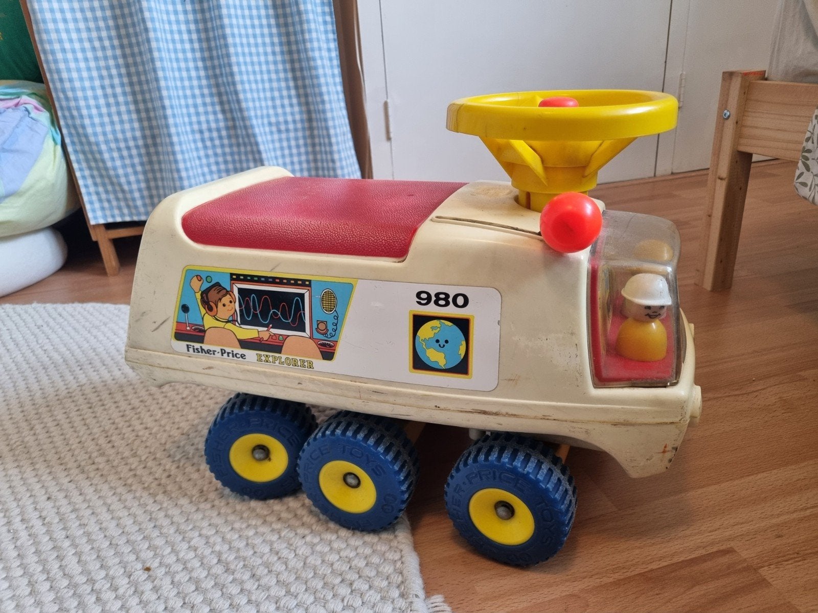Vintage Fisher Price Loopwagen Explorer 980 met poppetjes, Ophalen of Verzenden, Gebruikt, Duw- of Trekspeelgoed, Met geluid
