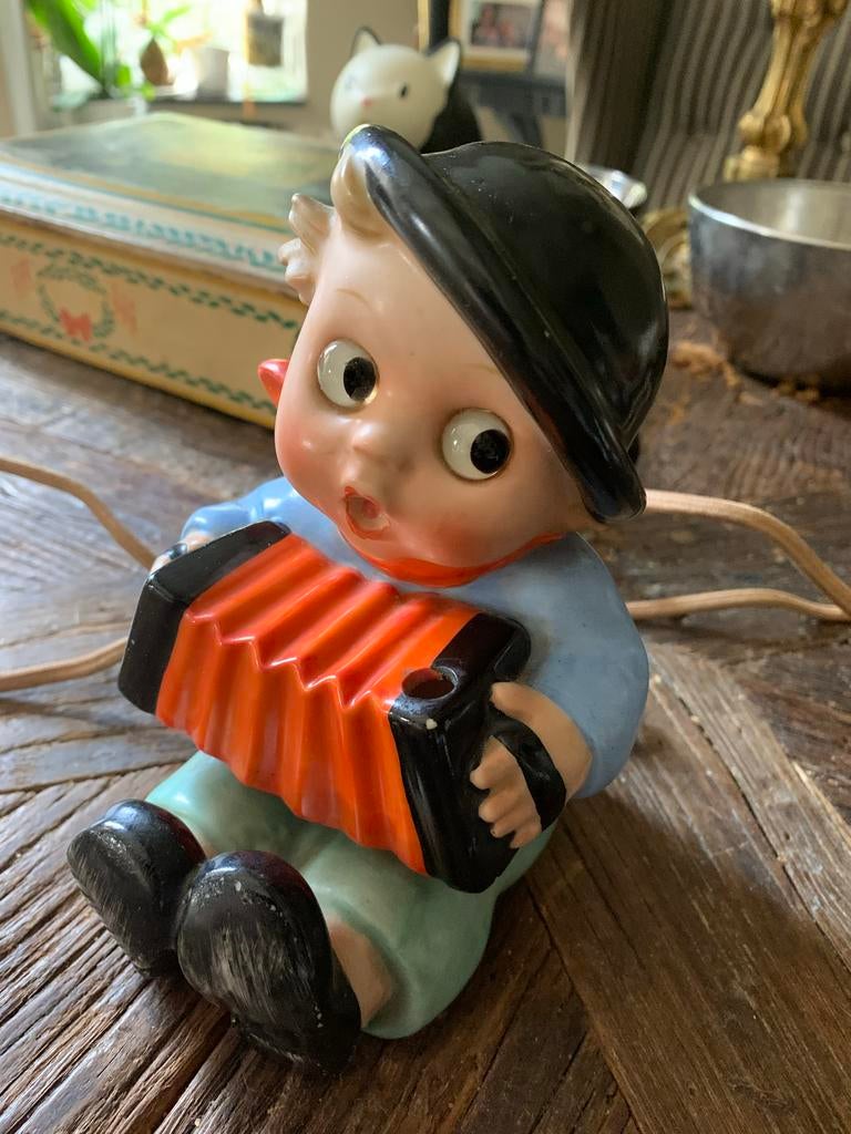 Vintage Goebel Rookverdrijver  parfumlamp- Jongen Accordeon, Antiek en Kunst, Curiosa en Brocante, Ophalen of Verzenden