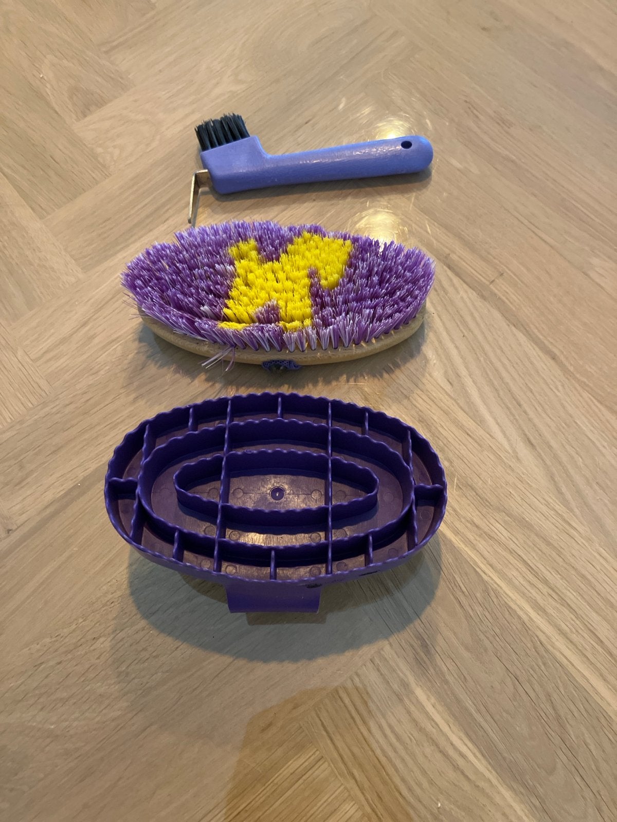 Lila verzorgingsset met borstels en hoevenkrabber, Verzenden, Gebruikt