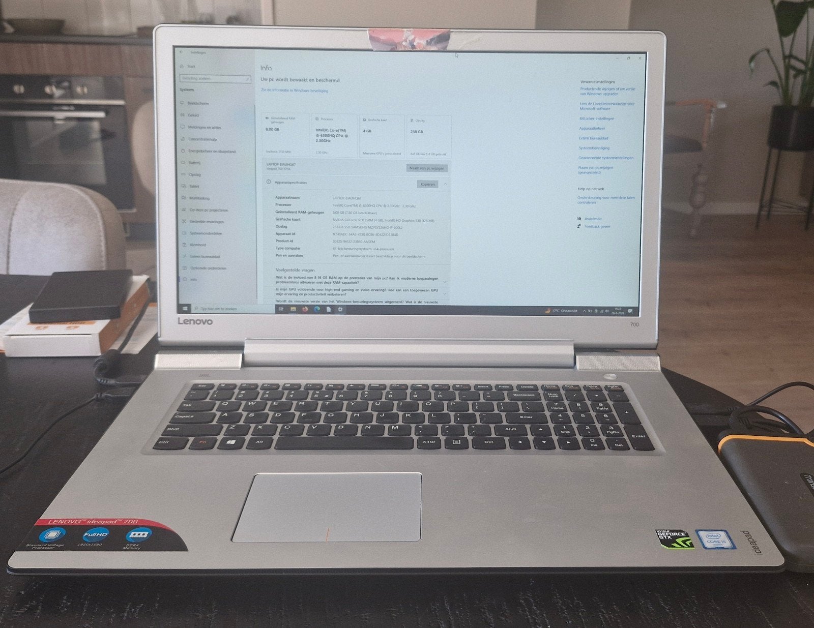 Lenovo Laptop EIAUHQ67 - 17 inch scherm, Gebruikt, Met videokaart, 2 tot 3 Ghz, Qwerty