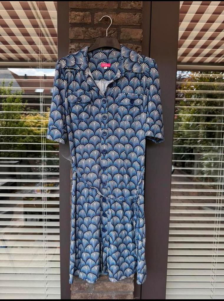 Tante Betsy Dress Betsy Feather Blue, maat M, Kleding | Dames, Jurken, Blauw, Zo goed als nieuw, Knielengte, Ophalen