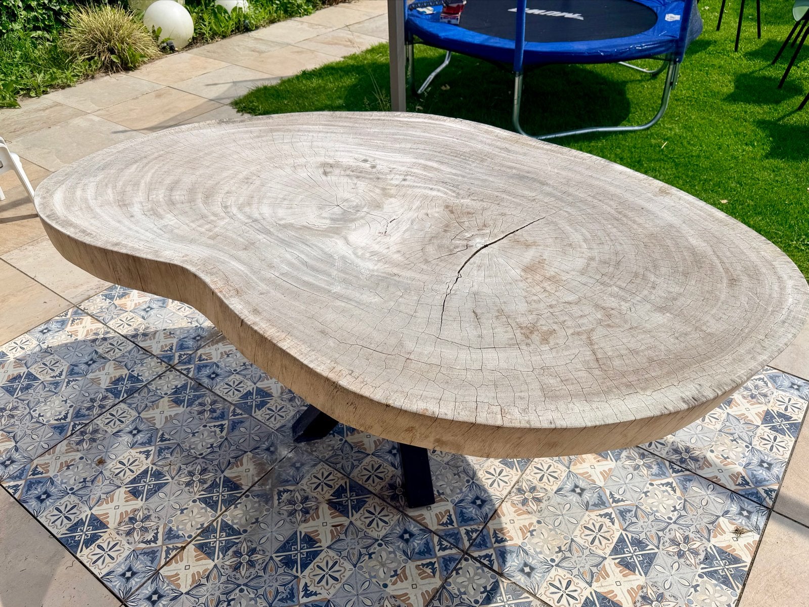 Suar houten boomstam tuintafel met metalen X-voet, Tuin en Terras, Ophalen, Gebruikt, Ovaal, Hout