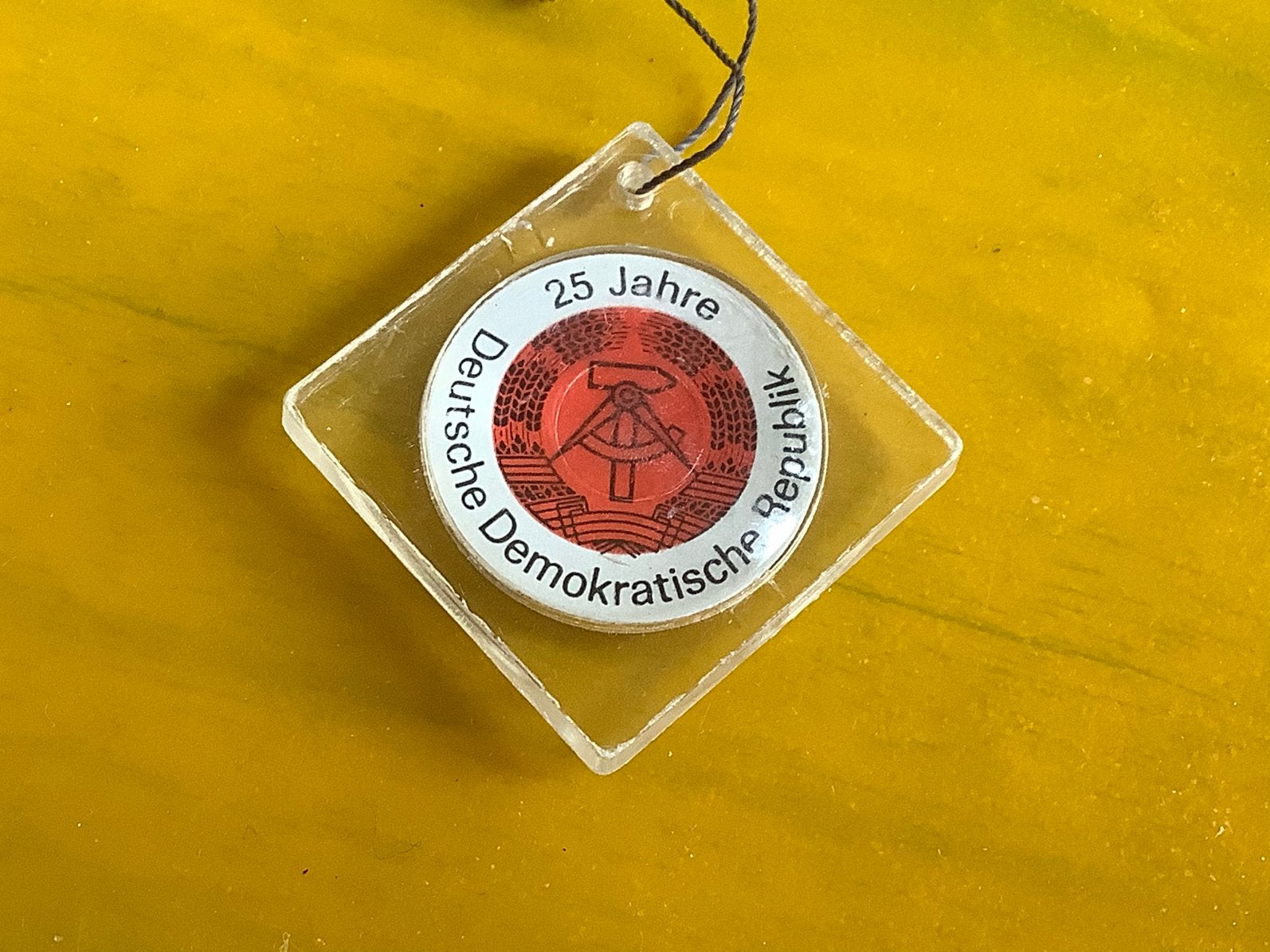 Hanger DDR jubileum 25 jaar 1974, Verzamelen, Speldjes, Pins en Buttons, Ophalen of Verzenden, Gebruikt, Stad of Land, Speldje of Pin
