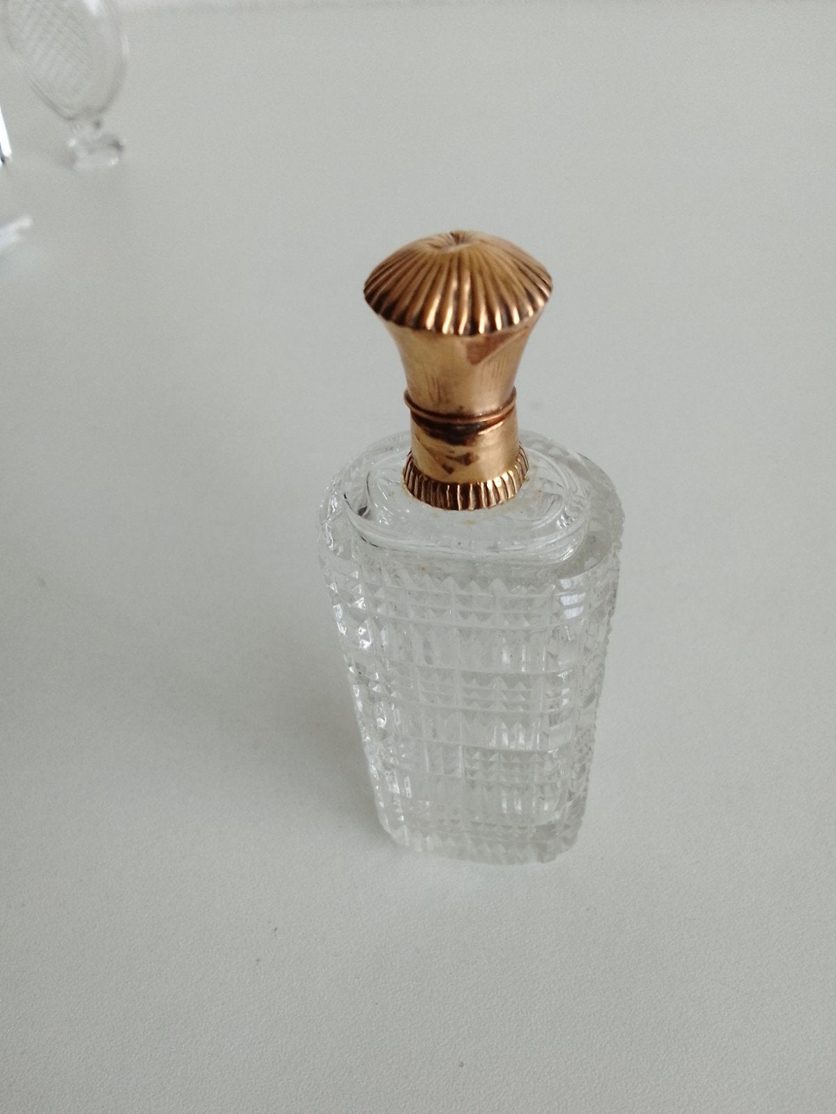 antiek parfum flesje met gouden dop van rond 1900, Ophalen of Verzenden