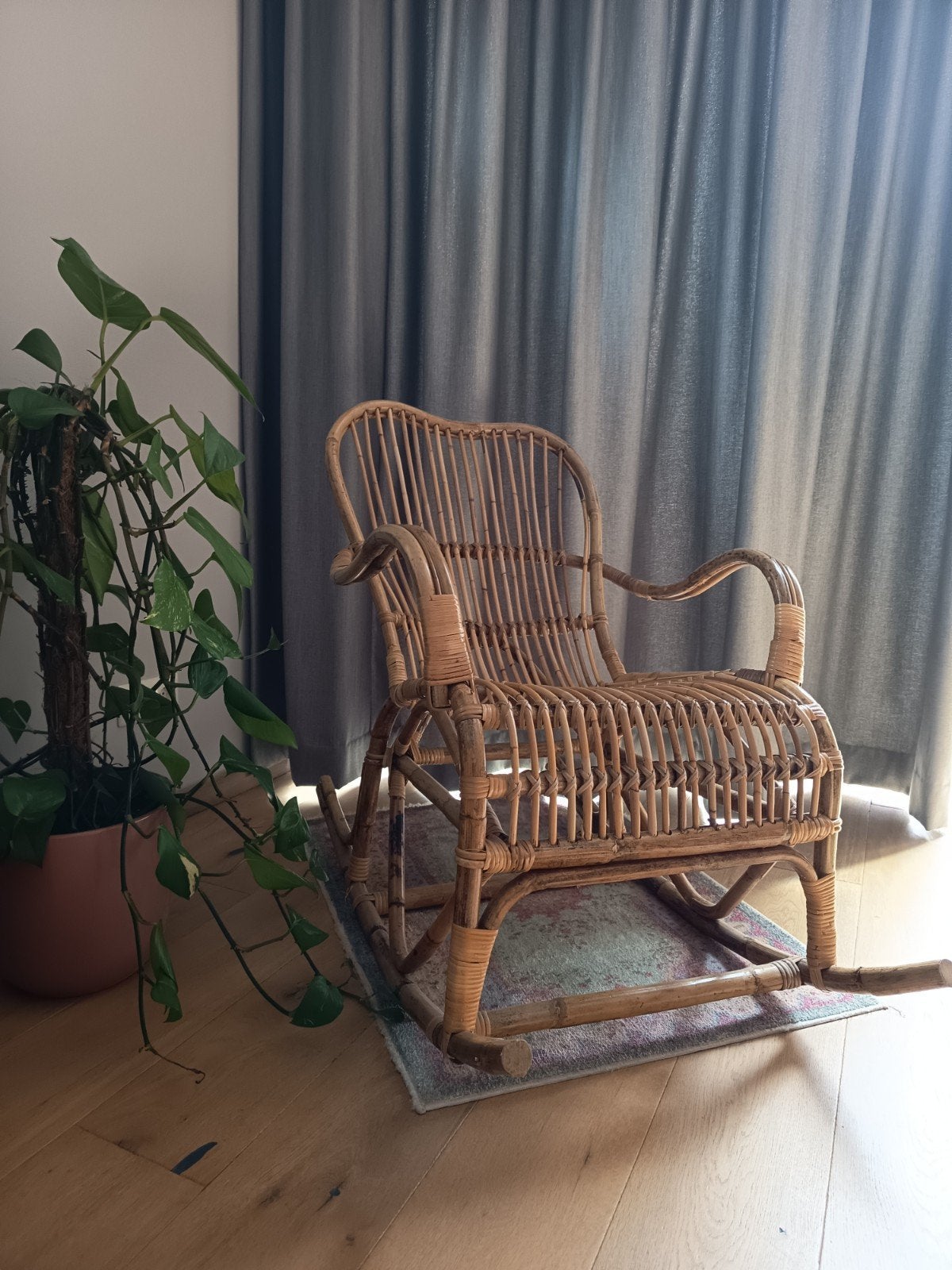 Vintage rotan schommelstoel, Ophalen, Bruin, Riet of Rotan, Zo goed als nieuw