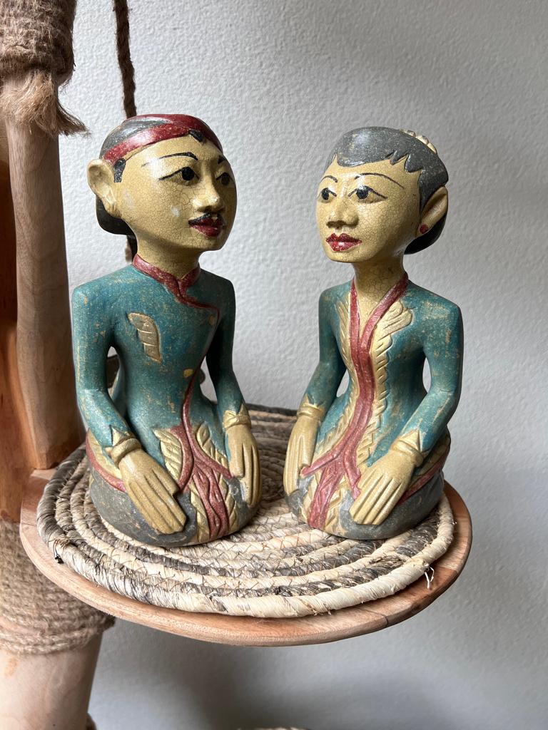Javaans houtsnijwerk echtpaar Indonesie Loro Blonyo blauw, Handgemaakt, Ophalen of Verzenden, 20 - 50 cm, Beeld