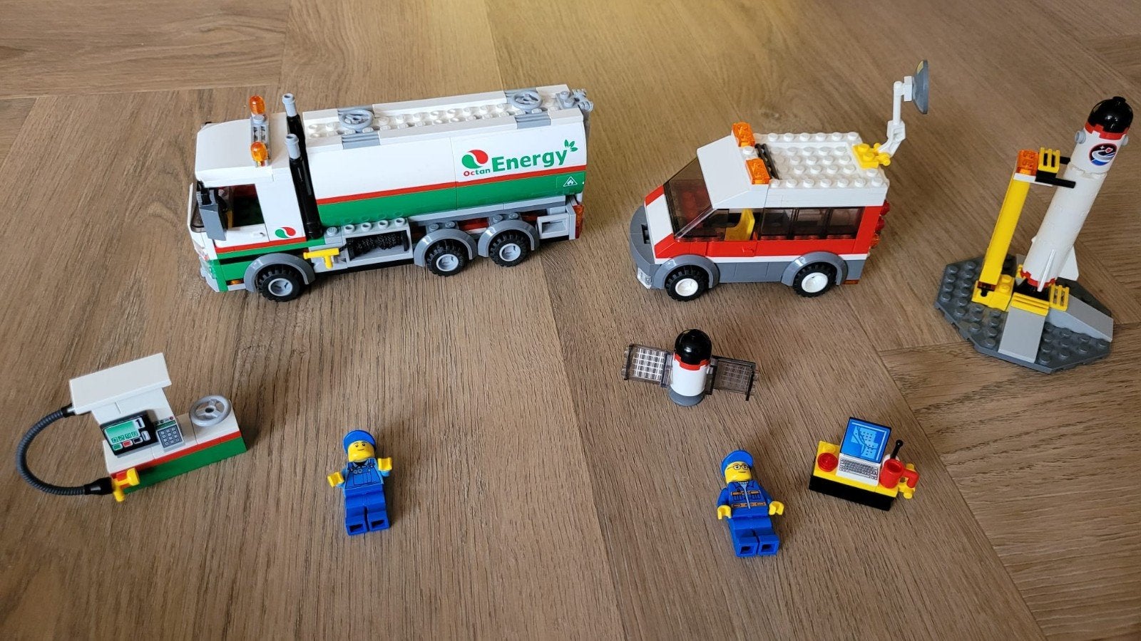 LEGO City Sets 3366 en 60016 - Ruimtevaart en Tankwagen, Ophalen of Verzenden, Gebruikt