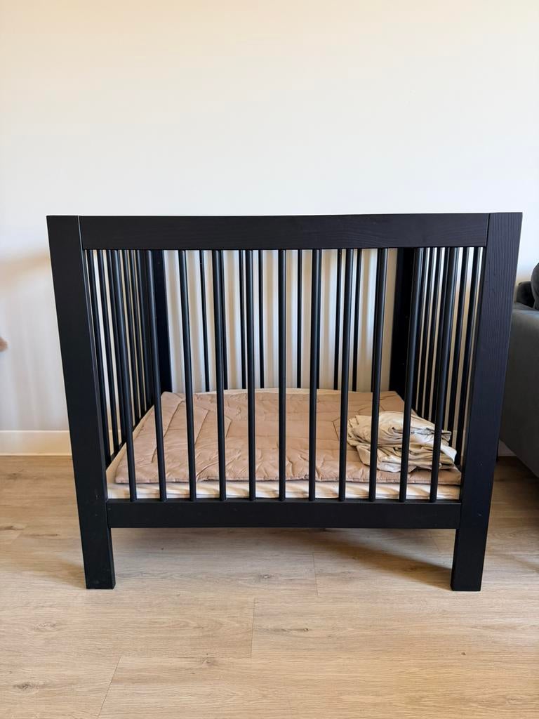 Zwarte babybox, Kinderen en Baby's, Boxen, Gebruikt, Rechthoekig, In hoogte verstelbaar, Boxkleed, Ophalen