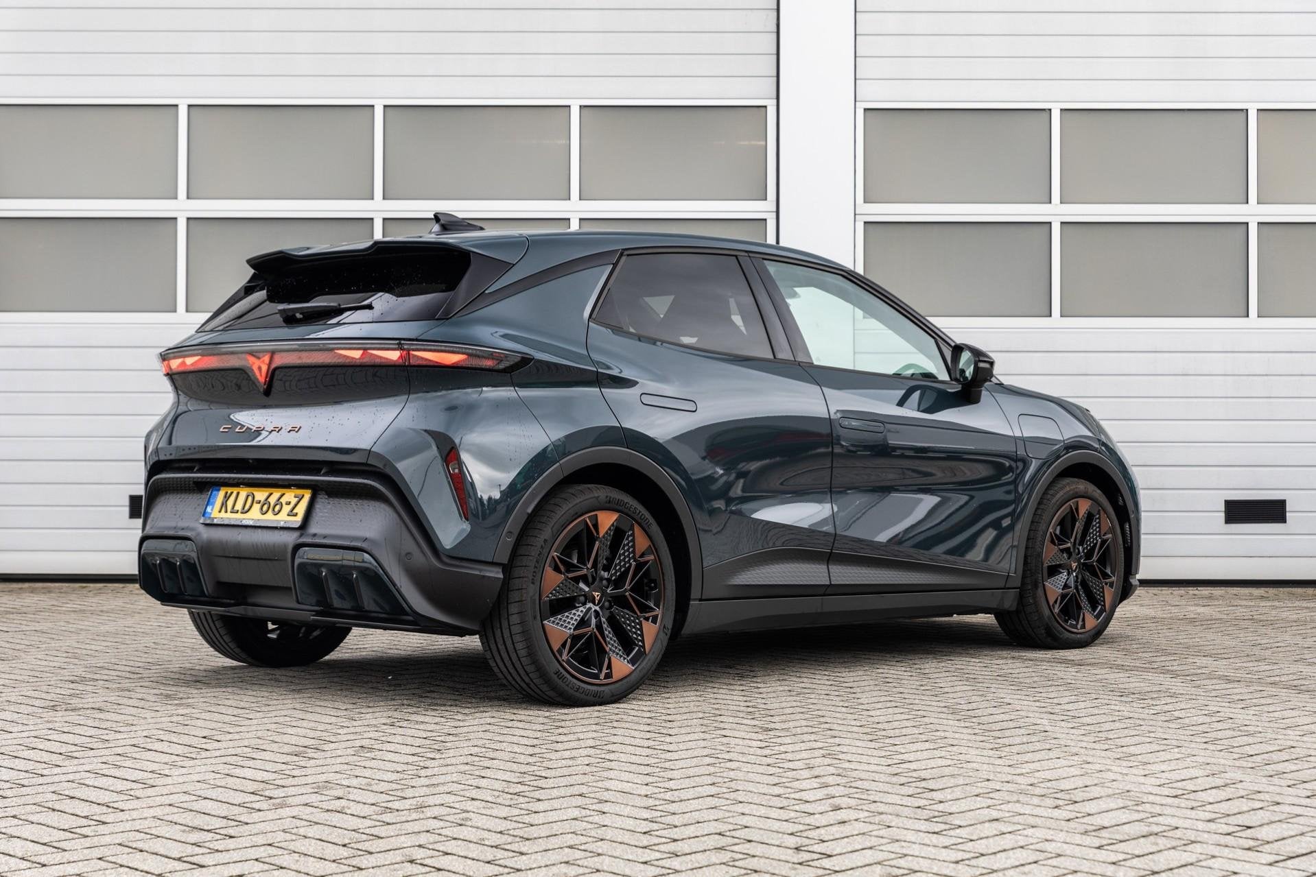 CUPRA Raval 211pk Performance First Edition 56 kWh | Sennhei, 12 maanden, Overige modellen, Blauw, Alcantara