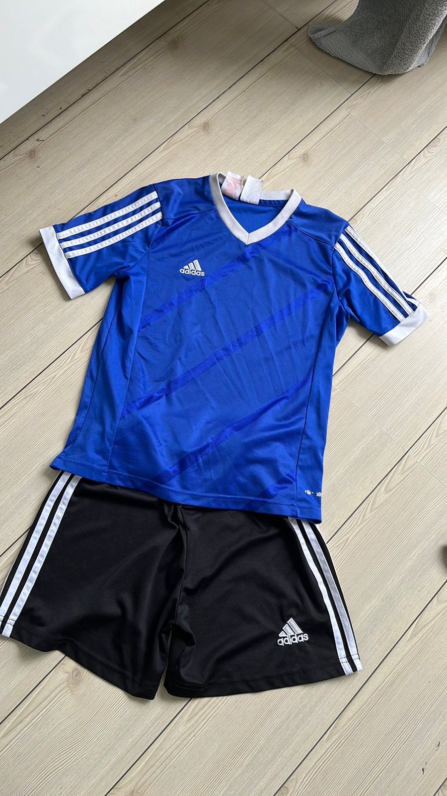 152 158 oranje shirt sport jongen meisje met broekje adidas, Ophalen of Verzenden, Gebruikt, Maat 158