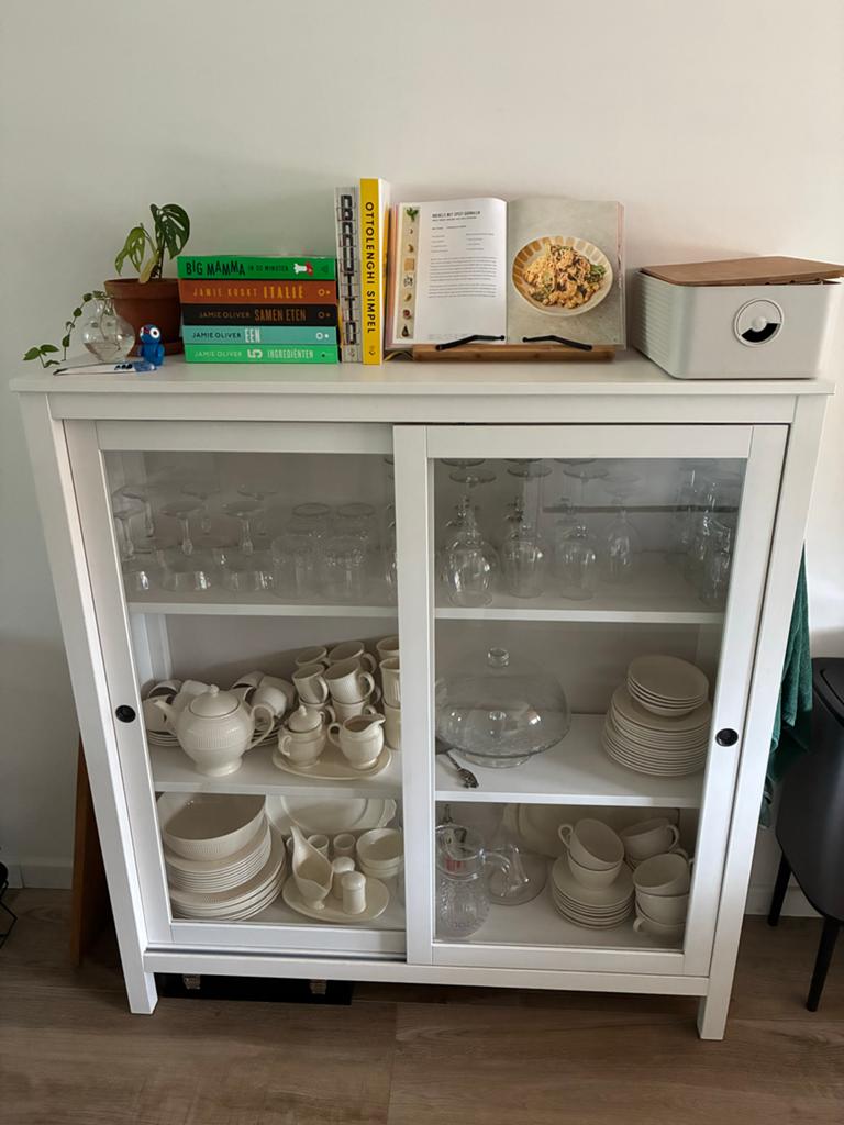 IKEA Vitrinekast met glazen schuifdeuren - 121x38x132cm, Huis en Inrichting, Ophalen, Gebruikt, 100 tot 150 cm, 25 tot 50 cm
