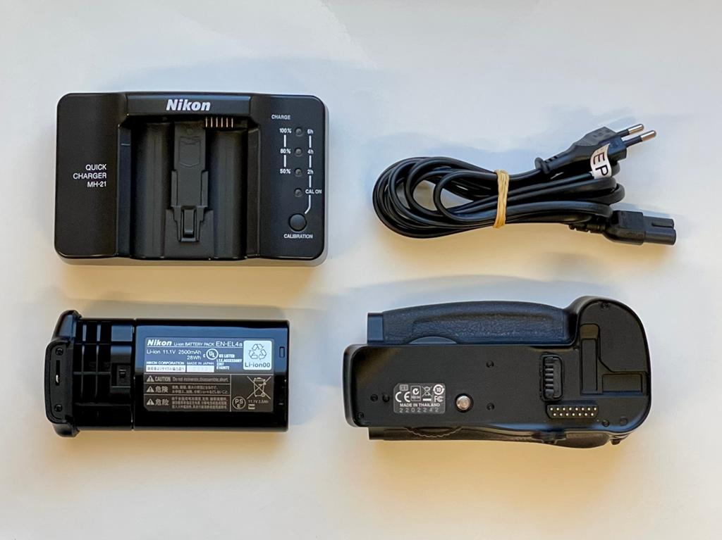 Nikon MB-D10 + EN-EL4a (BL-3) + MH-21 — D700 / D300 / D300S, Ophalen, Zo goed als nieuw