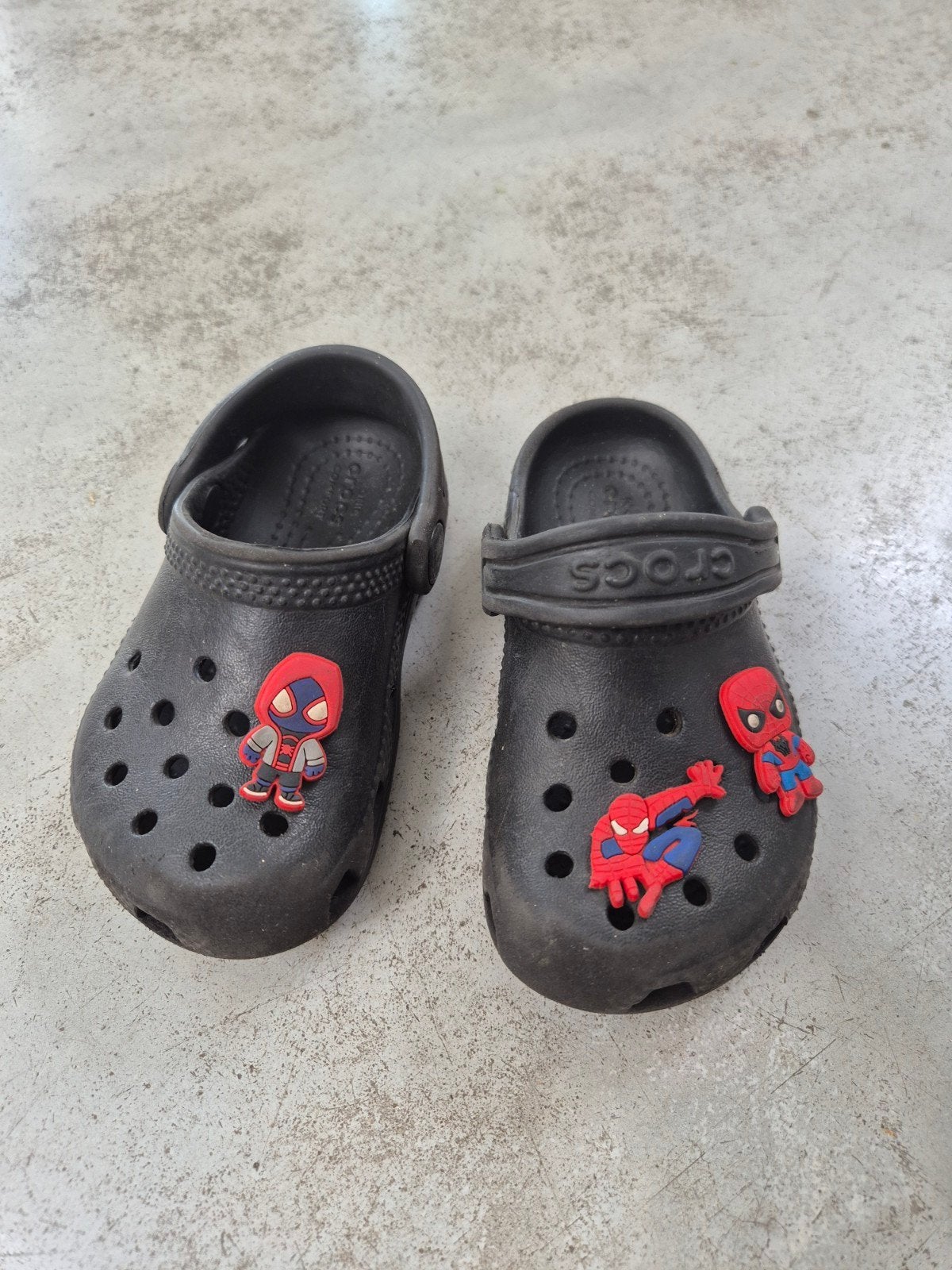 Crocs C7 met Spiderman Jibbitz, Ophalen of Verzenden, Gebruikt, Crocs, Jongen of Meisje