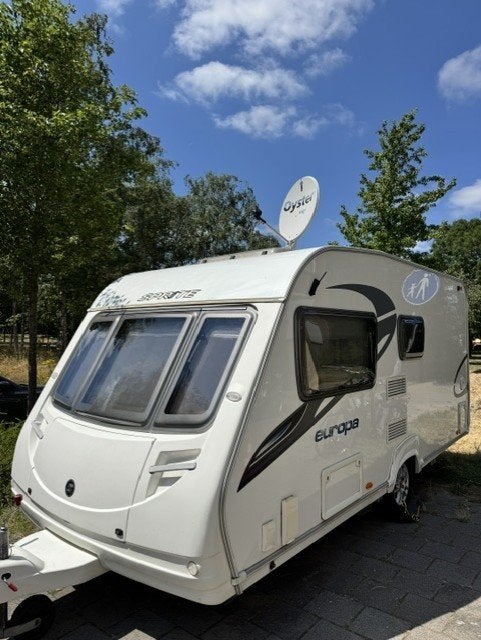 Sprite Europa 460, mover, luifel, schotelantenne.Nieuwstaat!, Caravans en Kamperen, Standaardzit, Kachel, Particulier, 4 tot 5 meter