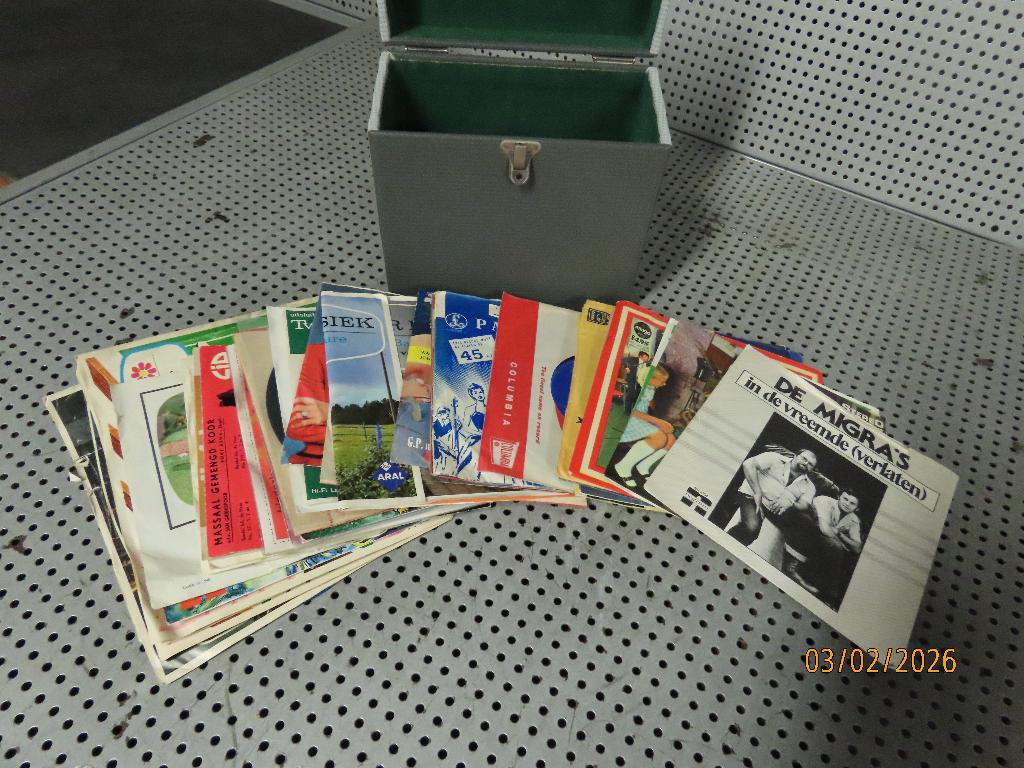Verzameling Singles Single in kleine koffer jaren '60 & '70, Ophalen of Verzenden, 1960 - 1969, Gebruikt, 7 inch