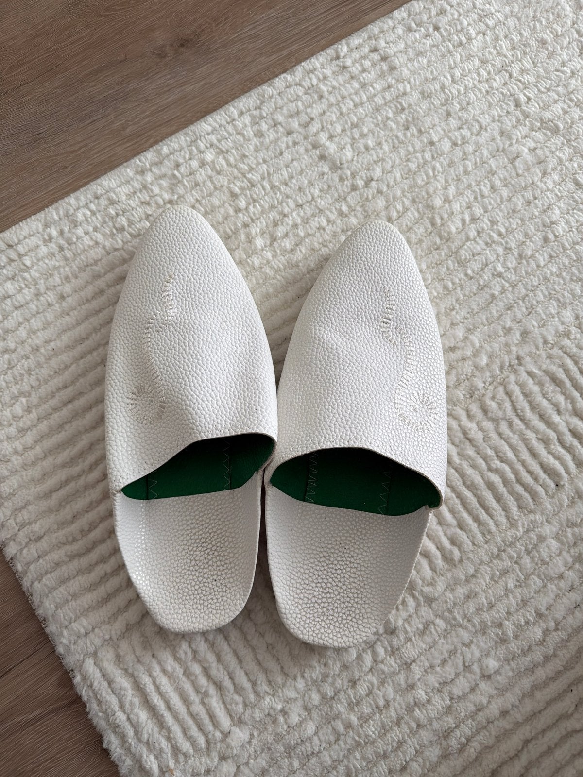 Marokkaanse witte pantoffels met groene binnenkant, Kleding | Dames, Schoenen, Ophalen of Verzenden, Zo goed als nieuw, Wit, Pantoffels of Sloffen