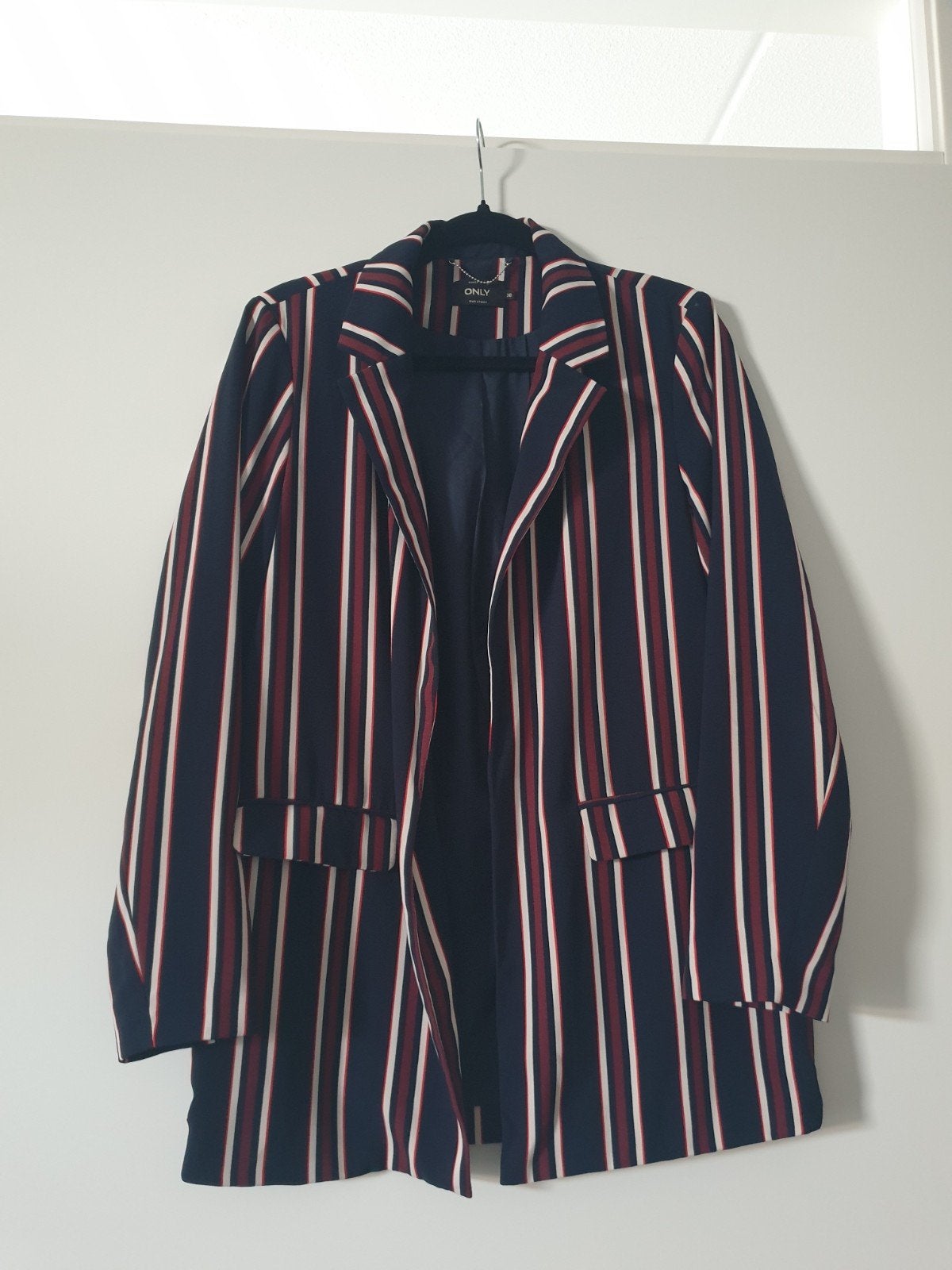 ONLY gestreepte blazer maat 38, Kleding | Dames, Jasjes, Kostuums en Pakken, Zo goed als nieuw, Jasje, Maat 38/40 (M), Blauw, Ophalen of Verzenden