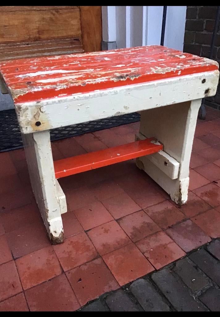 Oud en doorleefd houten krukje kruk geschilderd rood & crème, Huis en Inrichting, Krukjes, Ophalen, Zo goed als nieuw, Hout