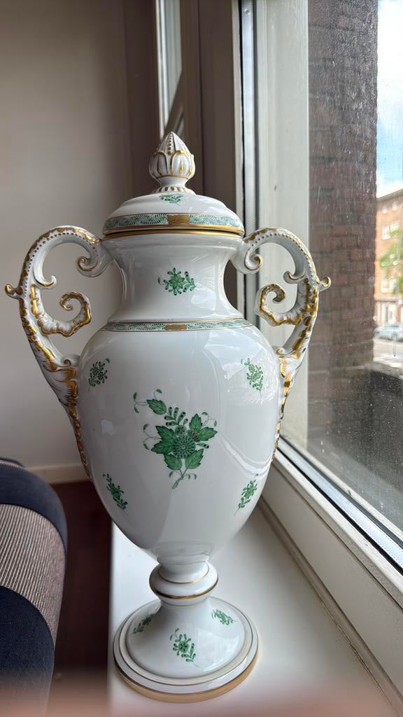 Herend groene porseleine vaas, Ophalen