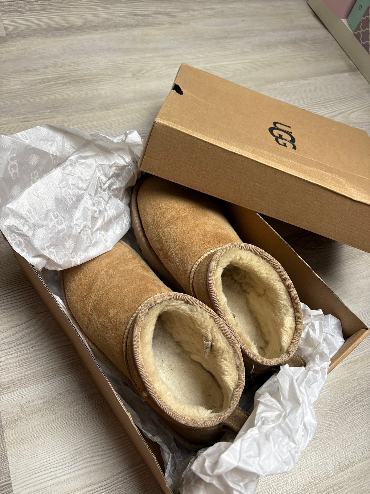 Ultra mini UGG Sand Maat 38, Beige, Ophalen of Verzenden, Pantoffels of Sloffen, Gedragen