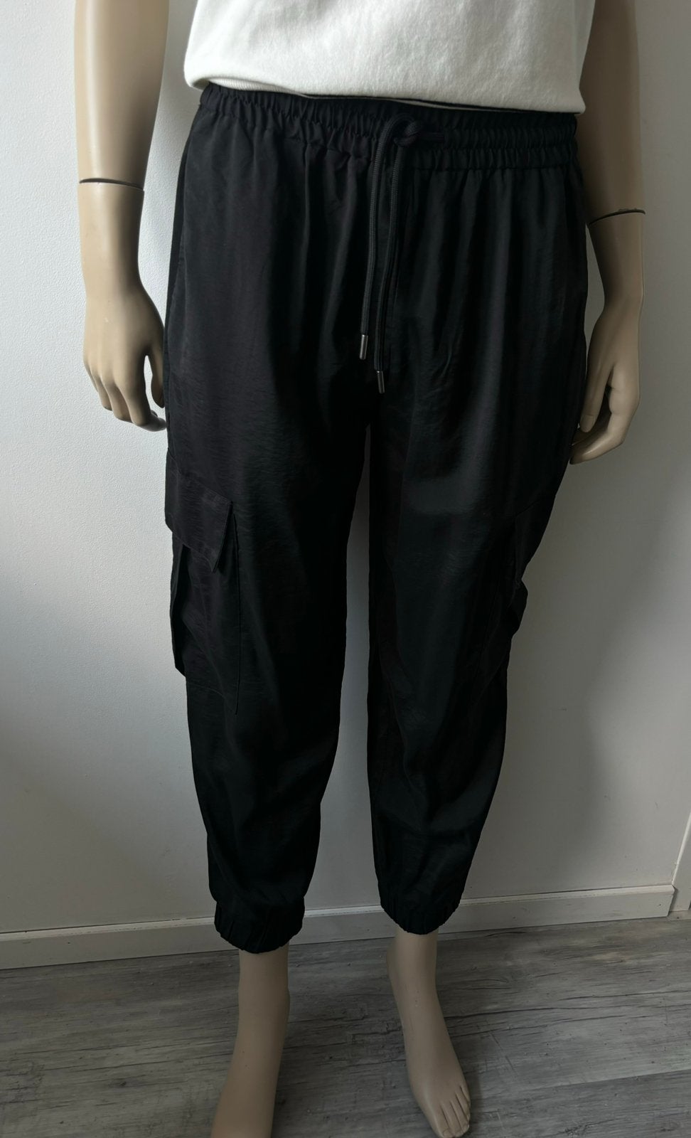 Zara cargo broek maat M gladde stof Kleine maat M, Kleding | Dames, Maat 38/40 (M), Verzenden, Zwart, Zo goed als nieuw