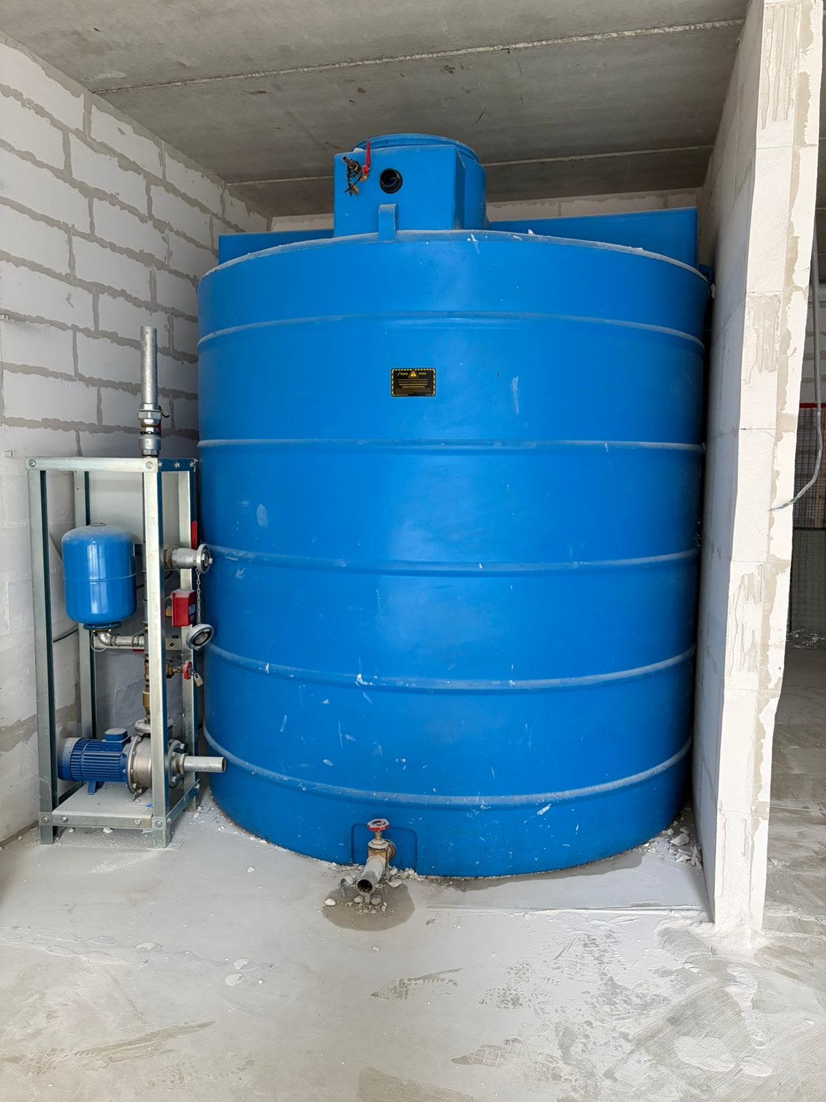 10.000 liter tank over 4 maanden beschikbaar, Tuin en Terras, Regentonnen, 150 liter of meer, Ophalen, Zo goed als nieuw, Kunststof