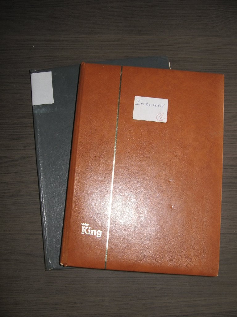 Indonesië in 2 dikke insteekboeken., Postzegels en Munten, Postzegels | Volle albums en Verzamelingen, Verzenden, Buitenland