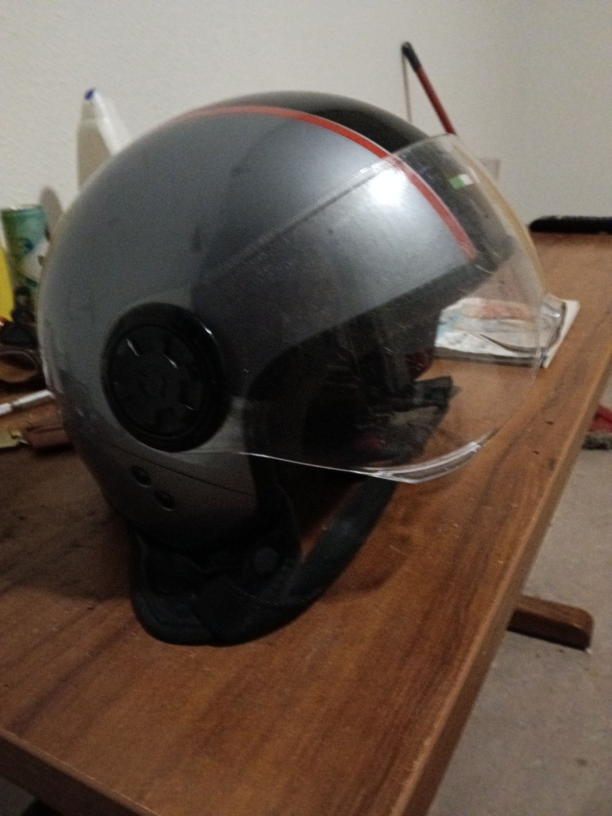 Scooterhelm grijs met zwarte en rode strepen, Fietsen en Brommers, Brommerhelmen, Gebruikt, Medium, Ophalen