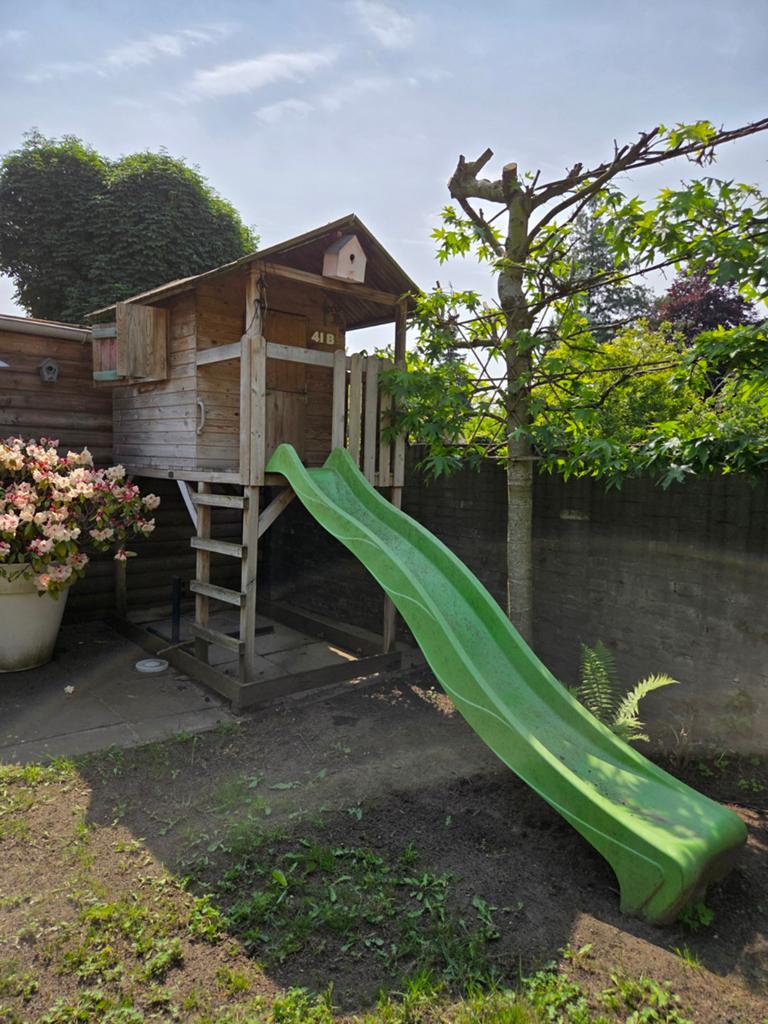 Houten speelhuisje met glijbaan voor de tuin, Ophalen of Verzenden, Gebruikt, Hout