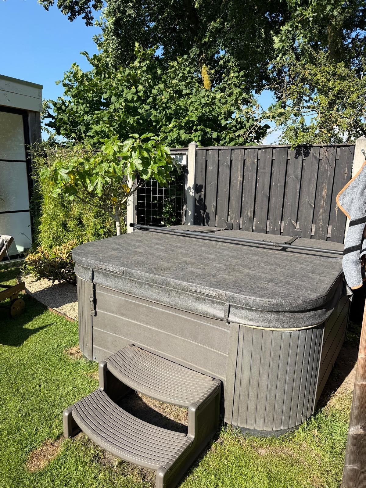 Jacuzzi spa Mallorca superior 2017 (2x2) incl. accessoires, Tuin en Terras, Bubbelbaden en Hottubs, Ophalen of Verzenden, Gebruikt