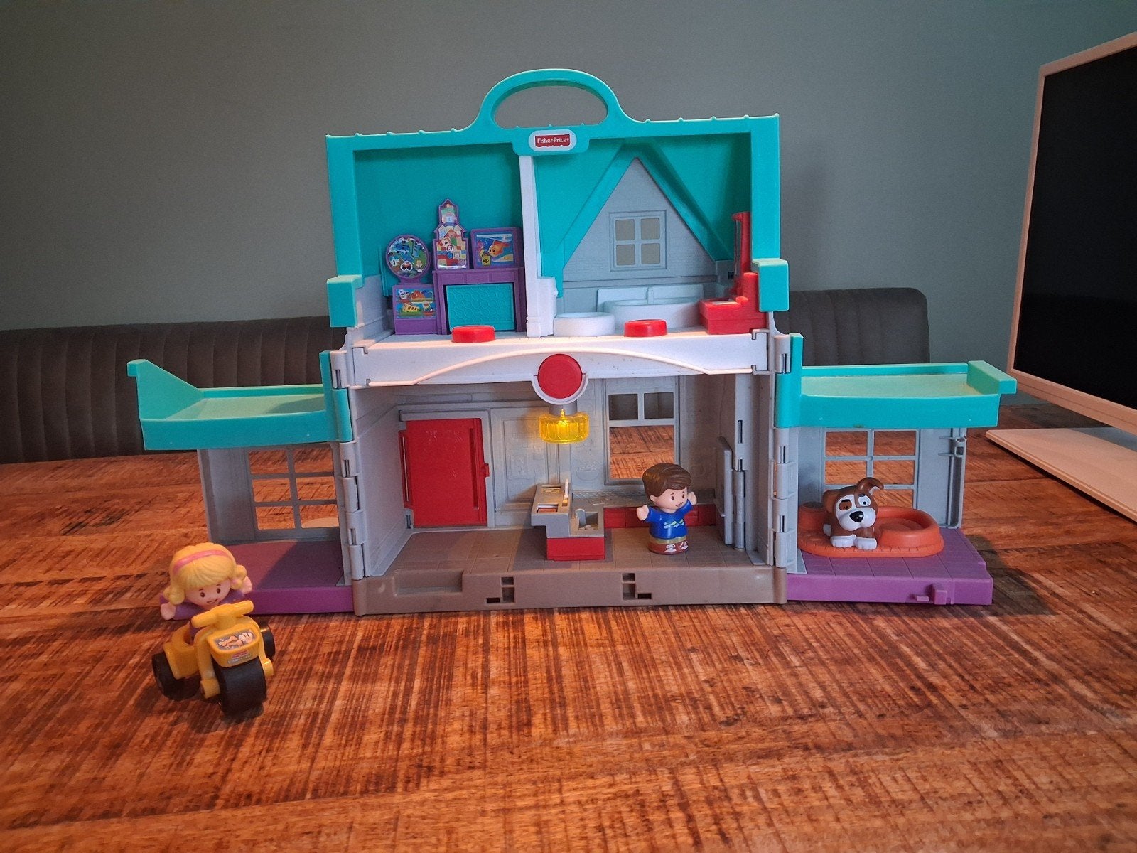 Fisher price huis met 2 poppetjes en een hond, Ophalen of Verzenden, Zo goed als nieuw, Speelset, Met licht