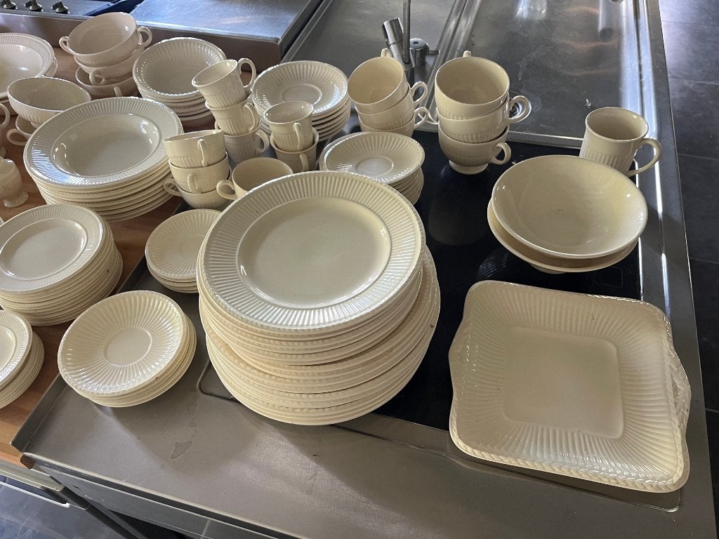 Groot servies in goede staat: dekschalen, theepot, borden, Ophalen, Klassiek, Zo goed als nieuw, Compleet servies