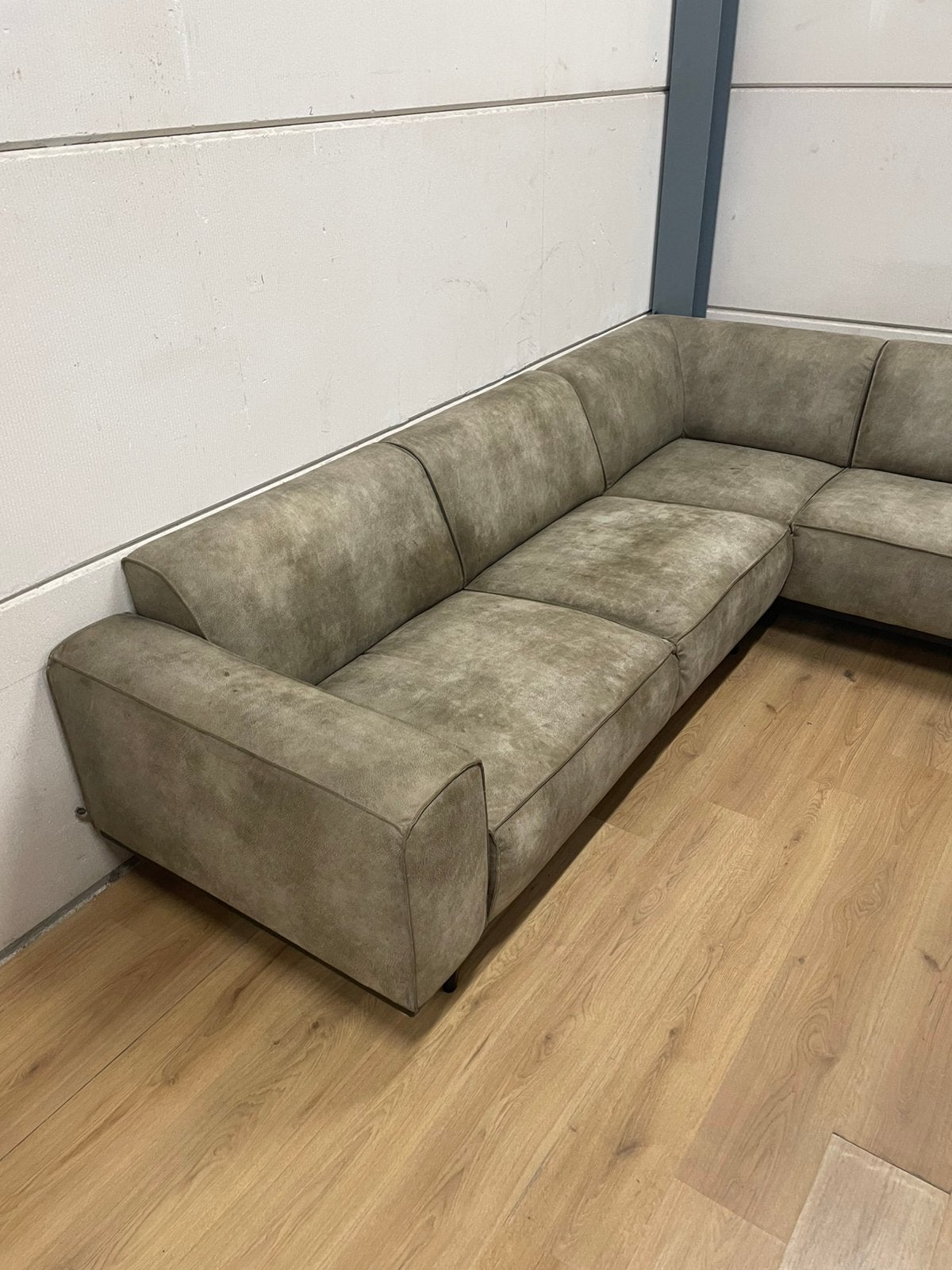 Mooie luxe industriële taupe bruin grijze hoekbank GEREINIGD, Huis en Inrichting, Ophalen, 250 tot 300 cm, Luxe, Hoekbank