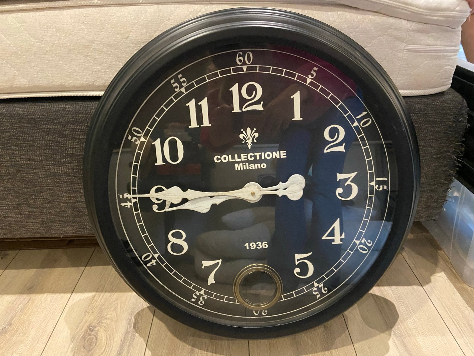 Zwarte metalen wandklok - Collectone Milano 1936, Huis en Inrichting, Ophalen, Vintage, Met slinger, Analoog