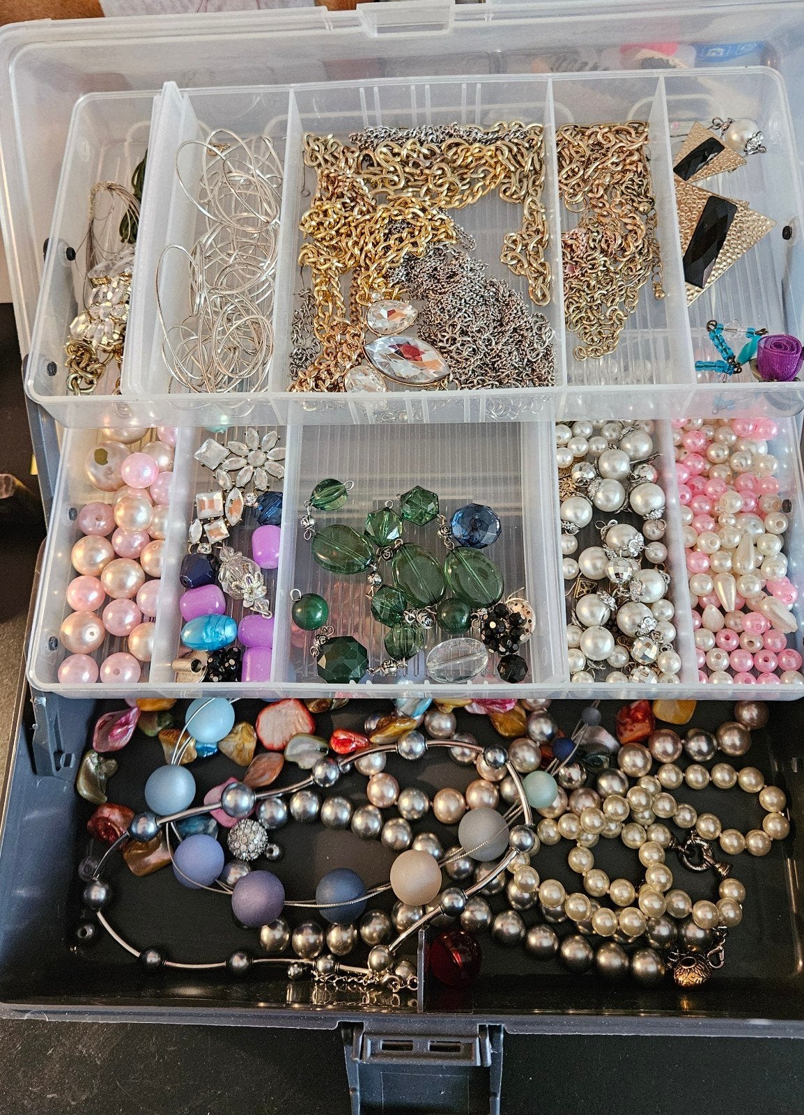 2 koffers met sieraadonderdelen en sieraden., Hobby en Vrije tijd, Ophalen of Verzenden, Overige typen