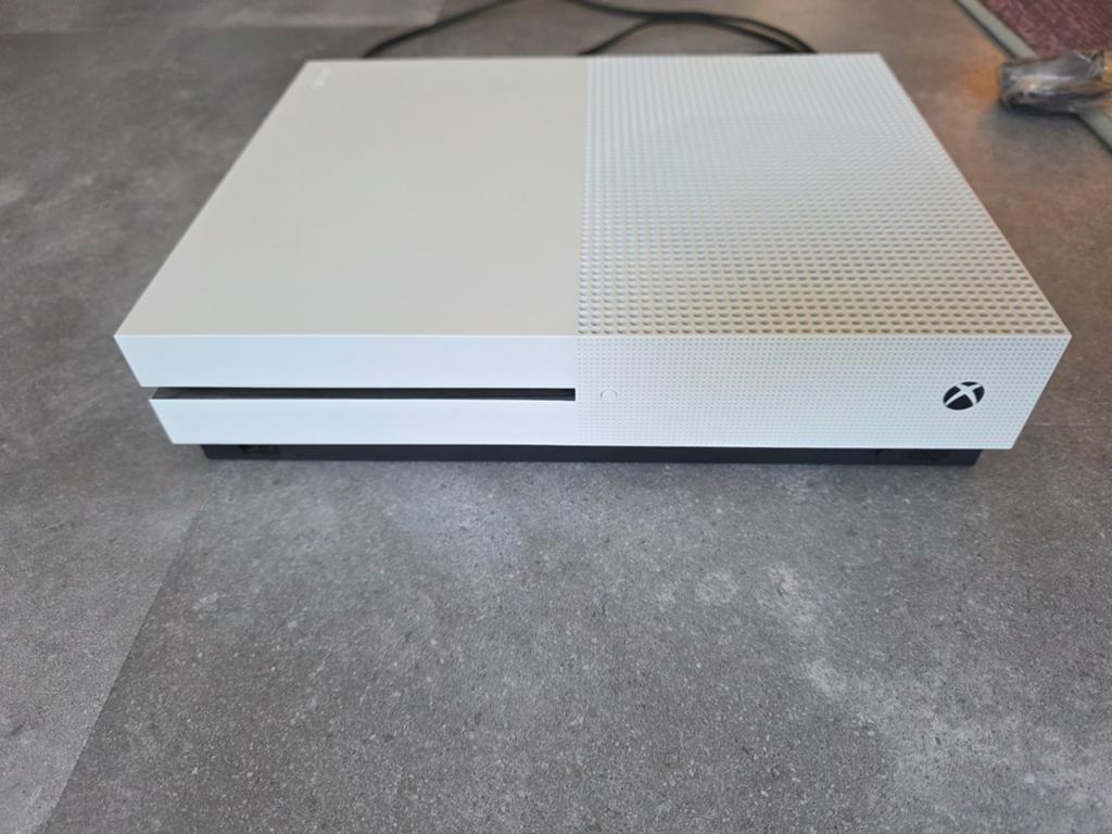 Xbox One S 1TB met 2 controllers, oplaadstation en 6 games, Spelcomputers en Games, Spelcomputers | Xbox One, Ophalen, Met games