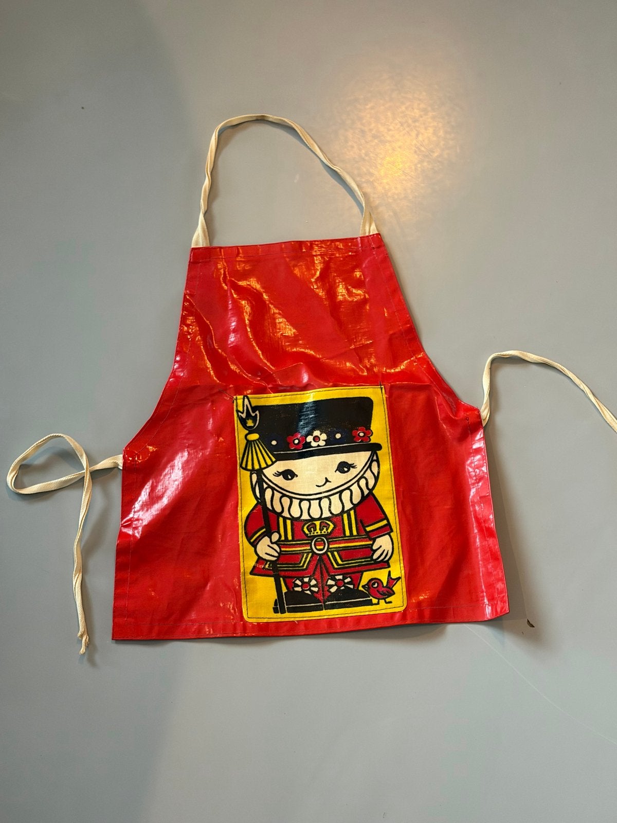 Vintage Rood Kinder Schort met Notenkraker Print, Ophalen of Verzenden, Gebruikt, Jongen of Meisje