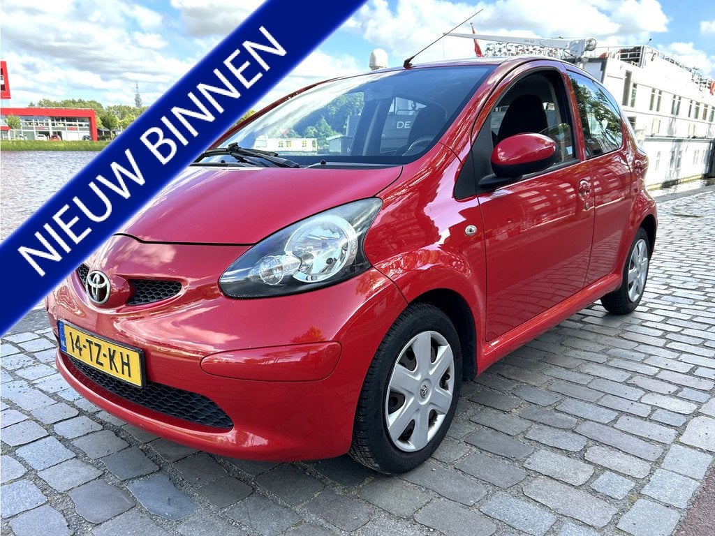 Toyota Aygo 1.0-12V + 5-drs. Elec. pakket APK 4/'27, Voorwielaandrijving, Stof, Gebruikt, 4 stoelen