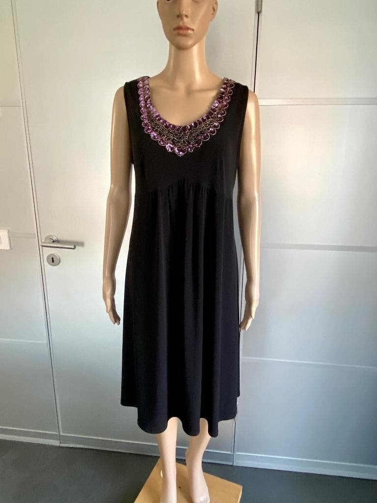K137 Wallis mt 42=L jurk jurkje feest feestelijk zwart/paars, Kleding | Dames, Maat 42/44 (L), Ophalen of Verzenden, Zo goed als nieuw