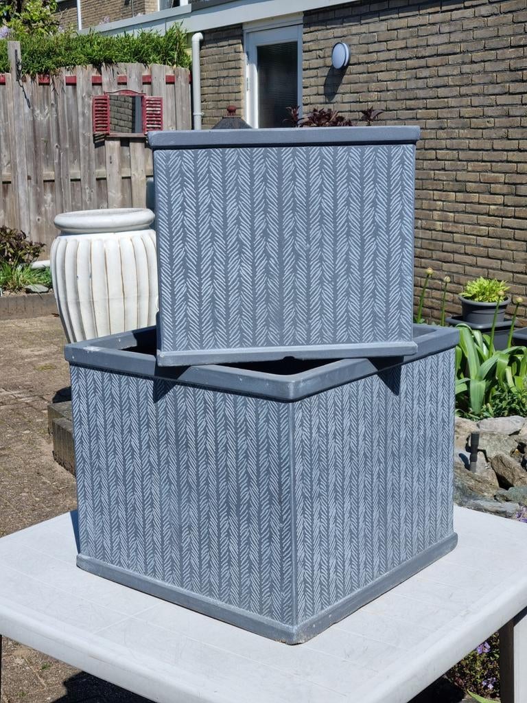 2  royale Plantenbakken   GRIJS/WIT  VISGRAAT    samen voor, Ophalen, Steen, Minder dan 60 cm, Vierkant