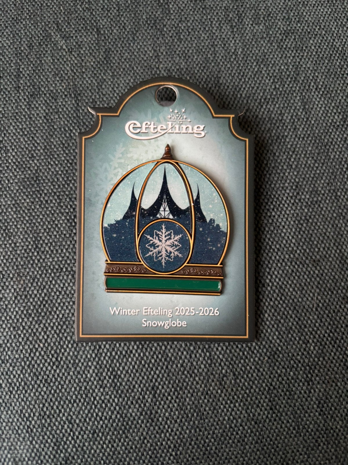 Pin winter Efteling 2025-2026 Snowglobe, Ophalen of Verzenden, Zo goed als nieuw, Button of Speldje
