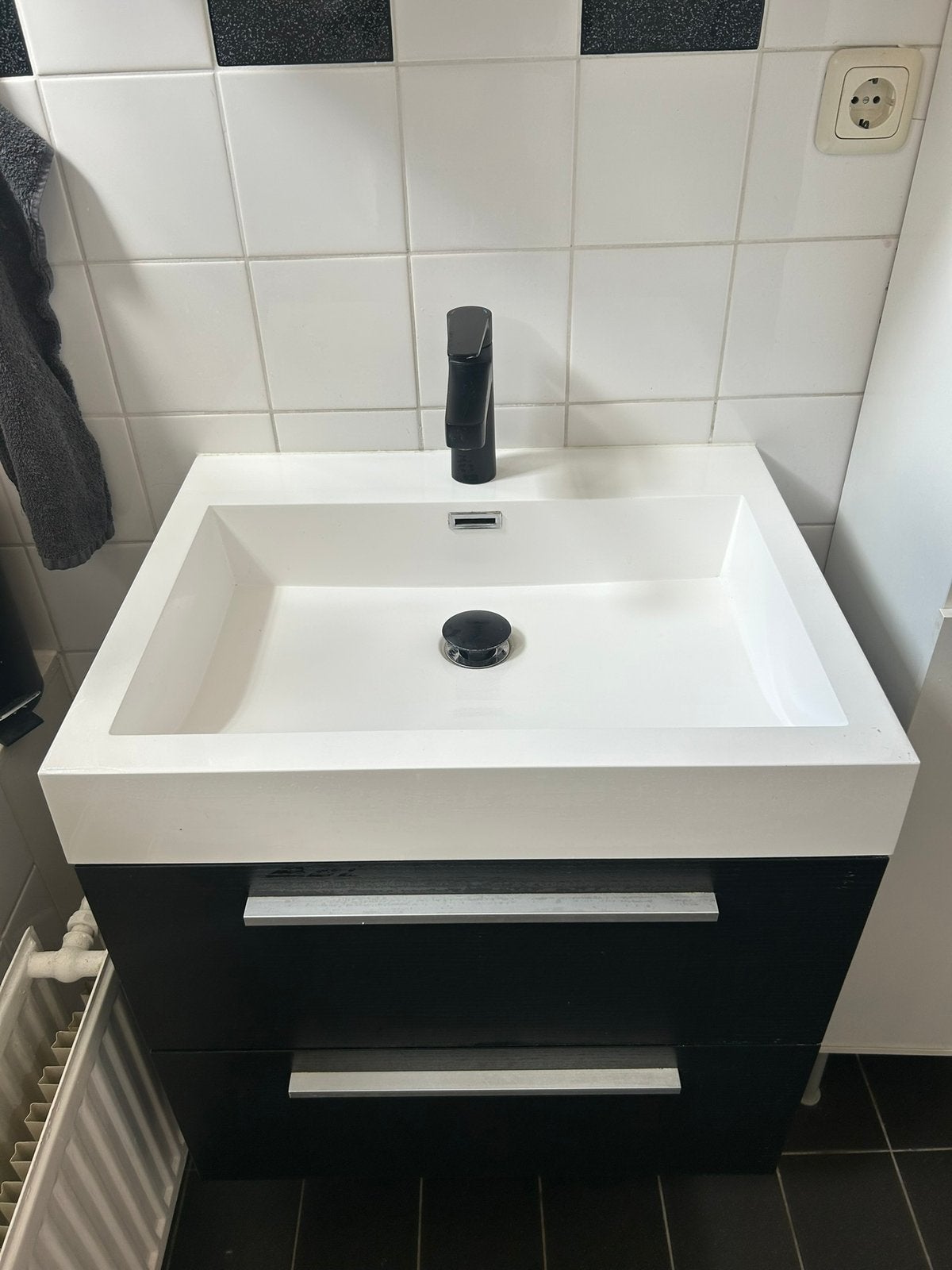 Modern badkamermeubel 60 cm met wastafel & zwarte kraan, Huis en Inrichting, Badkamer | Badkamermeubels, Zo goed als nieuw, Wastafelkast