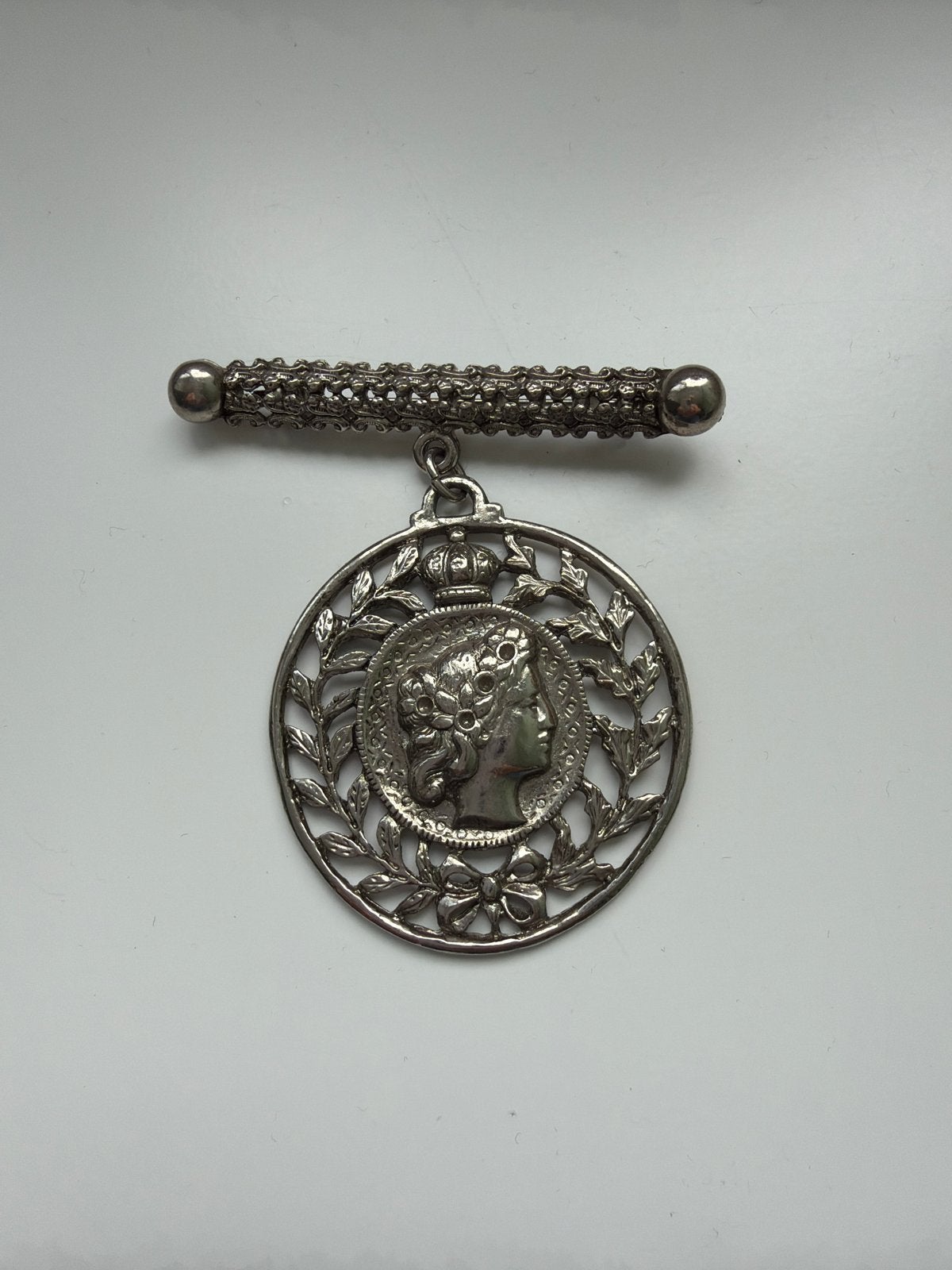 Vintage Zilverkleurige Broche met Medaillon, Ophalen of Verzenden, Gebruikt, 4 tot 7 cm, Zilver