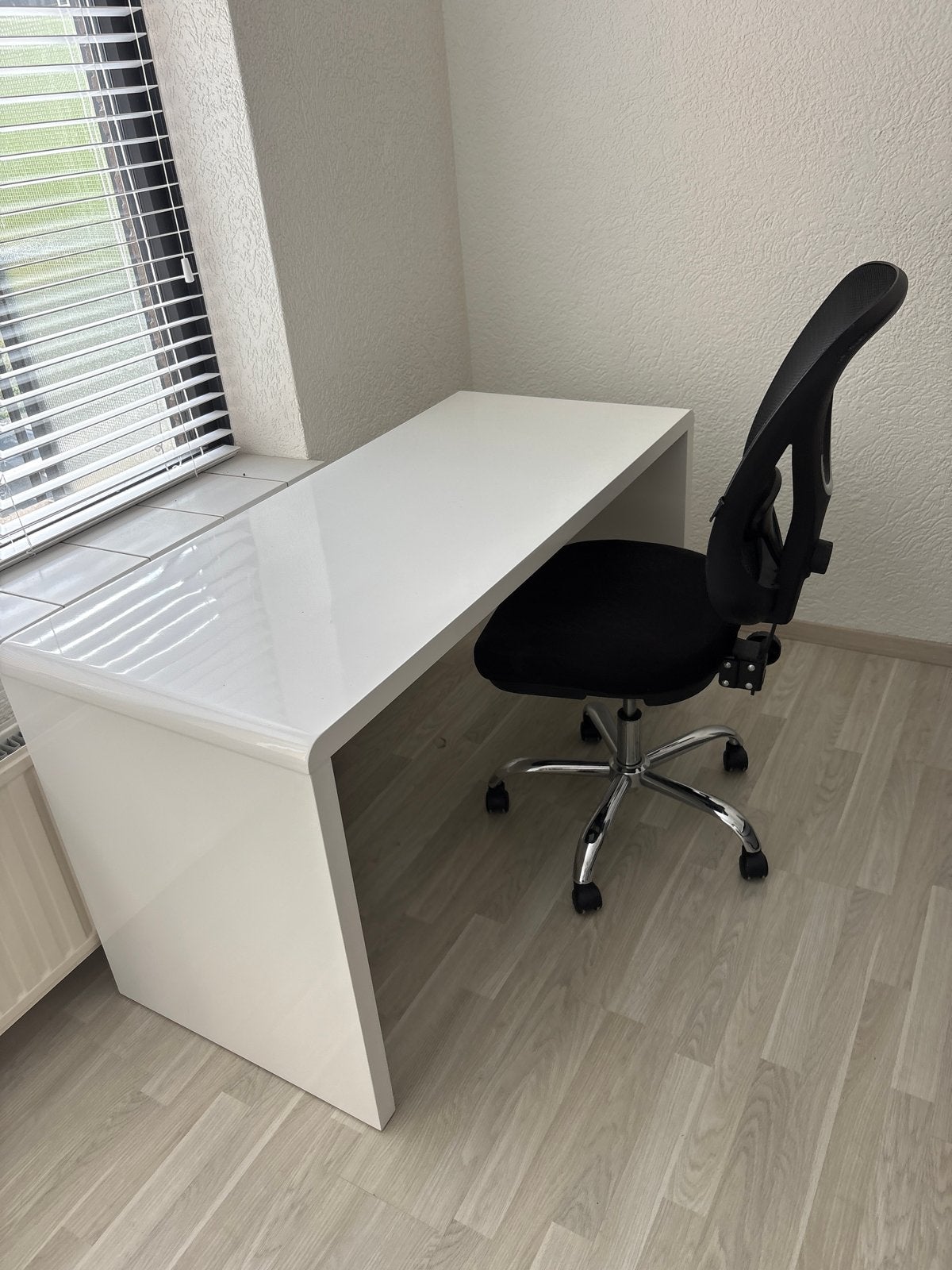 Modern wit bureau met stoel - 120x60x90 cm, Ophalen, Gebruikt, Spaanplaat of MDF, Computerbureau