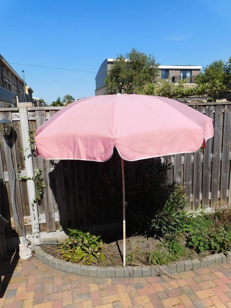Vintage parasol in roze met een witte rand, dsn 186 cm, stok, Ophalen of Verzenden, Huis en Inrichting
