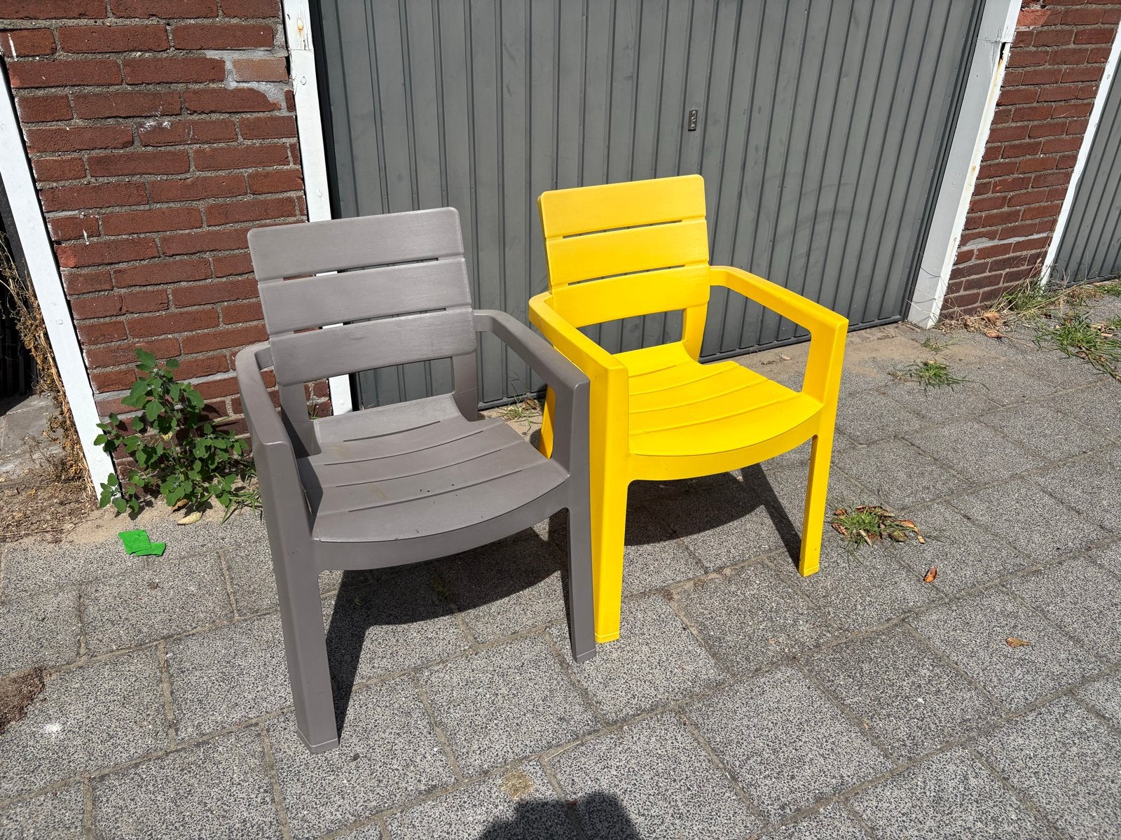 8 kunststof tuinstoelen, grijs en geel, Ophalen of Verzenden, Gebruikt, Kunststof, Stapelbaar