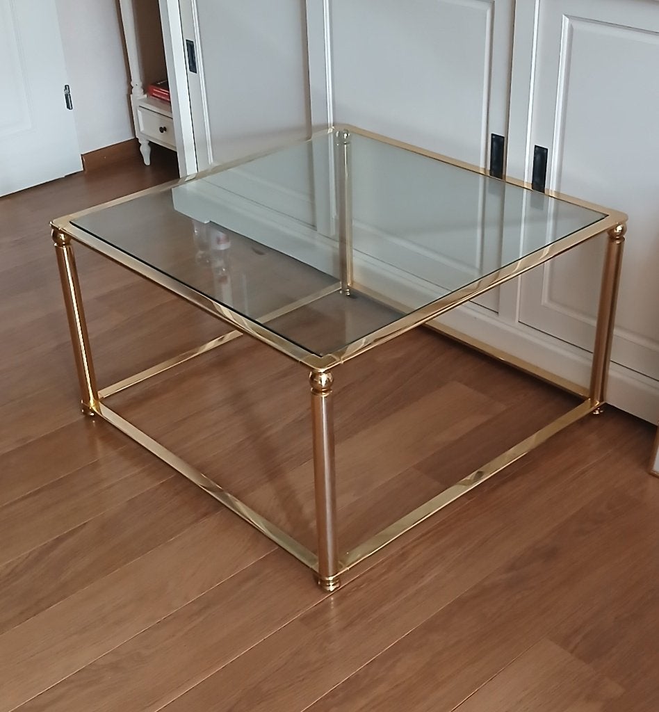 Salontafel in messing-look met glazen plaat, Huis en Inrichting, Tafels | Salontafels, Ophalen, Gebruikt, 50 tot 100 cm, Vierkant