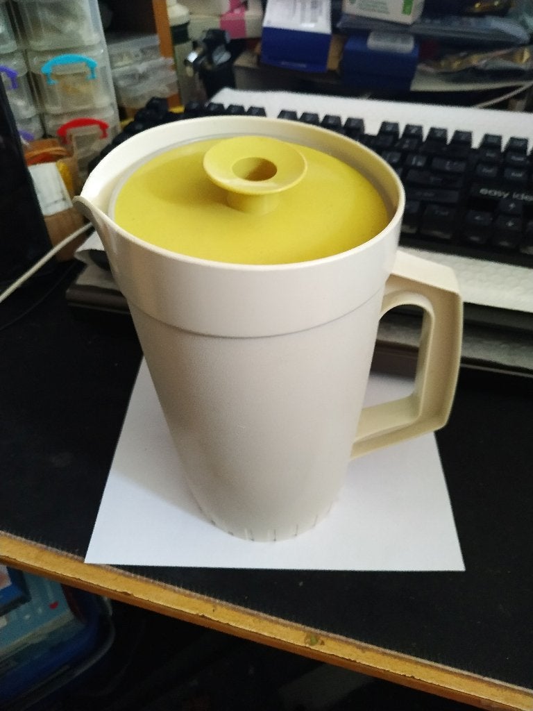 Schenkkan TUPPERWARE met deksel, Gebruikt, Wit, Ophalen of Verzenden, 1000 ml