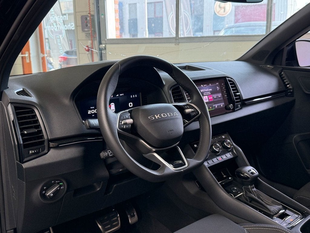 Skoda KAROQ 1.5 TSI ACT Sportline Business Automaat, Panoram, Auto's, 4 cilinders, Alcantara, Zwart, Karoq