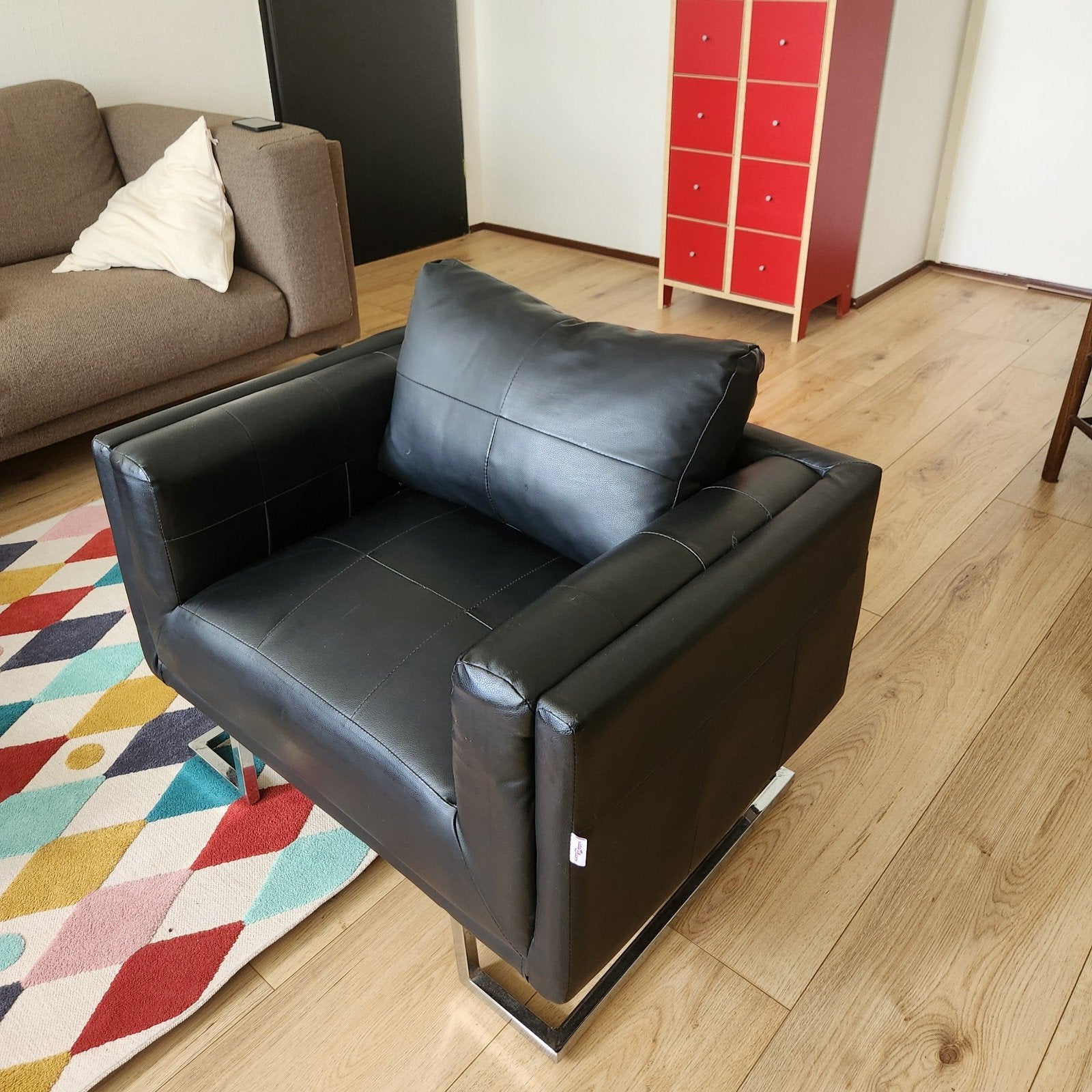 Zwarte fauteuil van kunstleer in goede staat, Ophalen